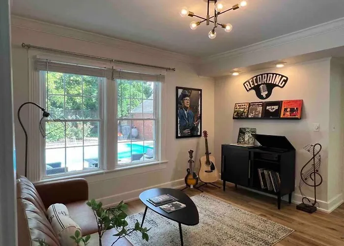 Blue Moon Cottage - Music Room, Inground Pool